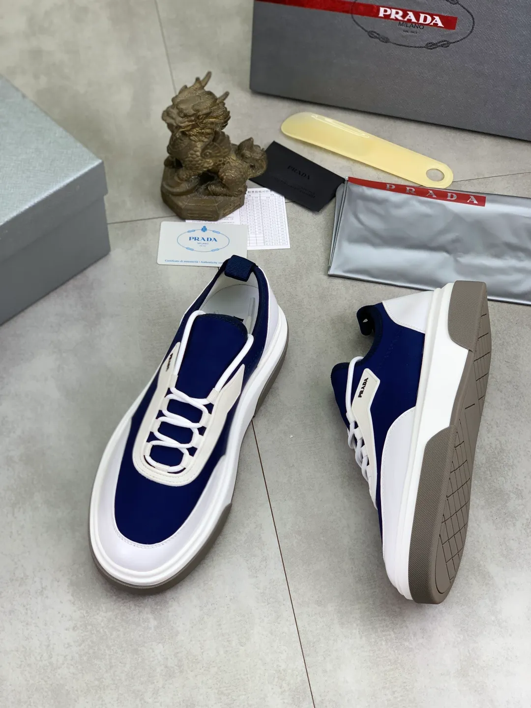 Men's men's shoes 💰P542💰 [New style] popular models are on the official website, 🆘 The trendy brand (Prada) mainly promotes popular models, avant-garde and versatile fashionable men's shoes private version mold opening, cowhide surface splicing 1:1.. Fashionable and simple, original imported cowhide lining cowhide feet; the atmosphere and personality are more fashionable, eye-catching and pursuing class. It will subvert the old idea and be a must-have for fashionistas with you! Must keep it! Tall and comfortable, large and low, high-end quality workmanship. Size: 38-44 3️⃣colors available.
